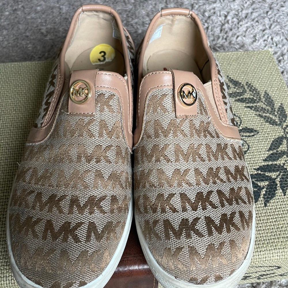 Michael kors girls brown shoes sz 3